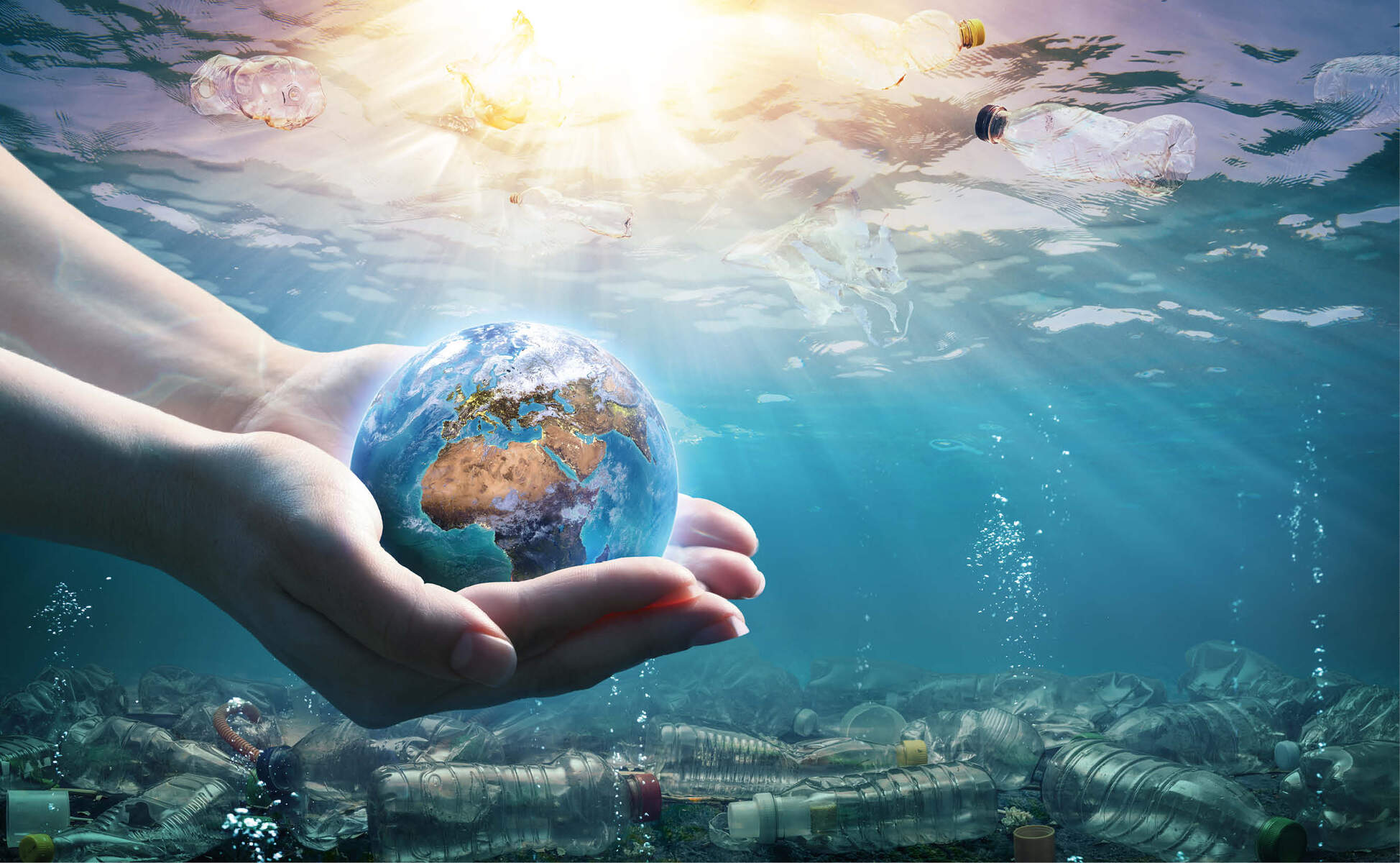 Weltkugel in den Händen unter Wasser